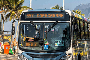 Un autobús en la calle en la ciudad de Río de Janeiro.